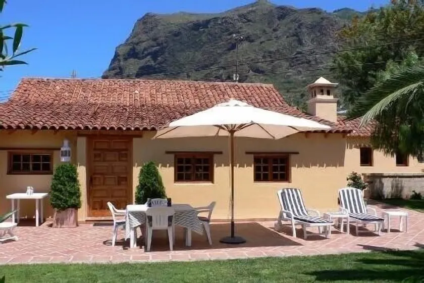 Charming Villa with garden full of flowers located in Los Silos, north Tenerife - Image 1
