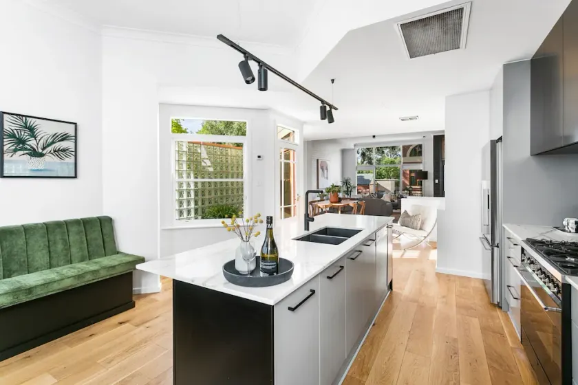 MANHATTAN STYLE 3 STORY LUXURY IN ST PETERS - Image 1