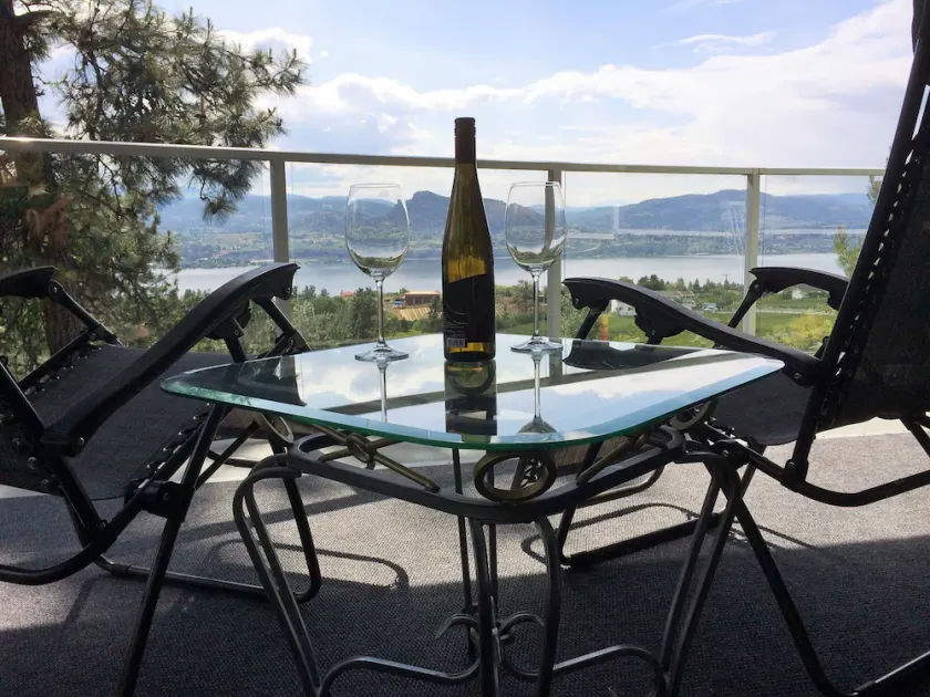 Fantastic Lake Views! Complimentary Wine! What More Could You Ask for?! - Image 1