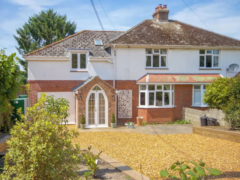 4 bedroom accommodation in Woodgreen, near Fordingbridge - Image 1