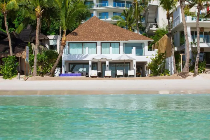 A private space on the white beach with 5 large rooms and beds - Image 1