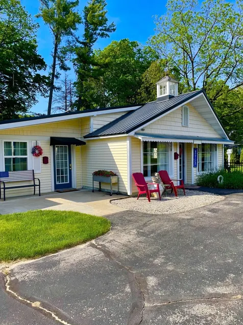 Newly renovated Studio Apartment with gorgeous Muskegon River views. Hardy Dam. - Image 1