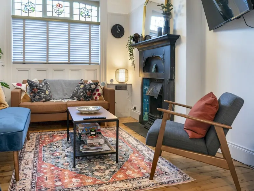 Exquisite 3 Floor Townhouse Perfect Location - Pass the Keys - Image 1