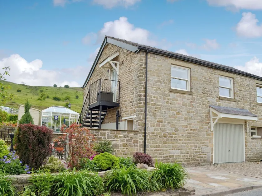 2 bedroom accommodation in Mossley - Image 1