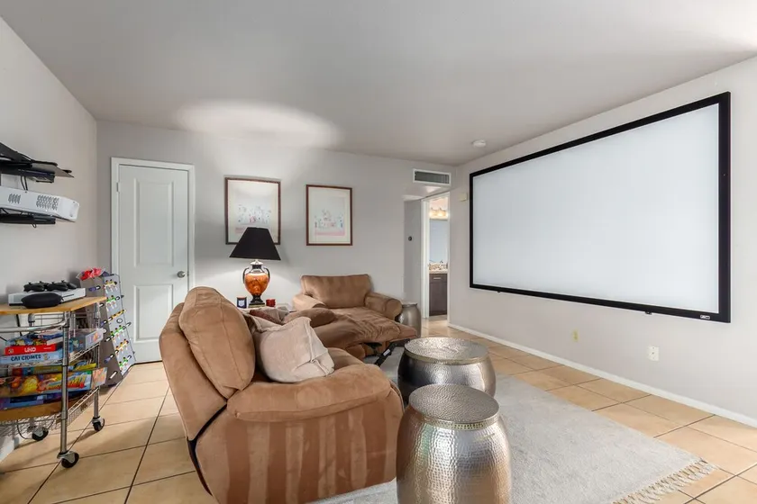 2 bedroom cottage -- 5 minutes from the airport - Image 1
