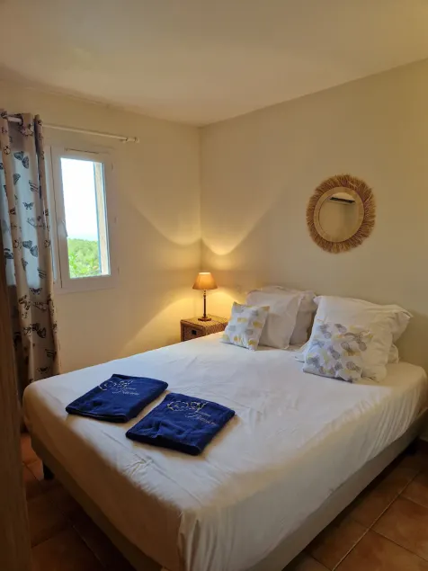 Komfortables Apartment mit 1 Schlafzimmer, Meer- und Poolblick, privater Terrasse und Garten - Image 1