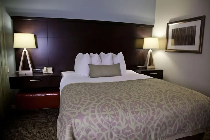 With FREE Breakfast, Full Kitchen, Onsite Pool, Parking Onsite! - Image 1