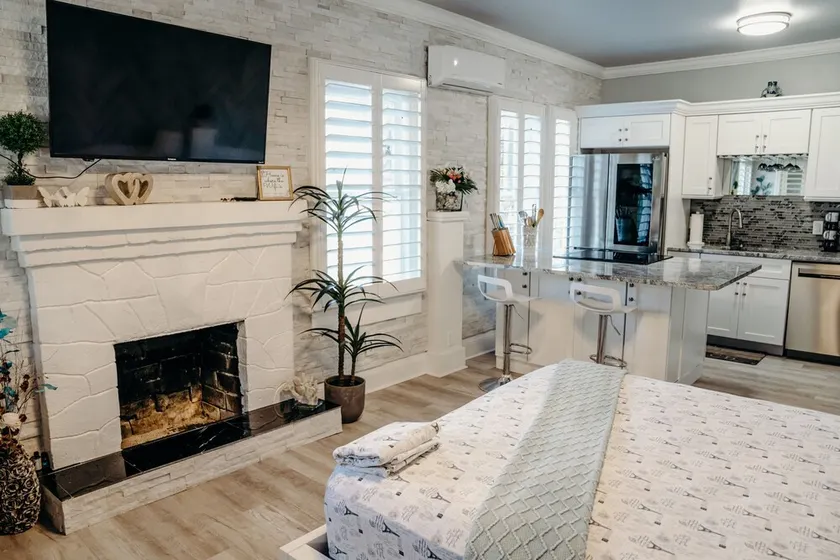 Luxury Studio Everything is Brand New! 5 min to the Beach! - Image 1