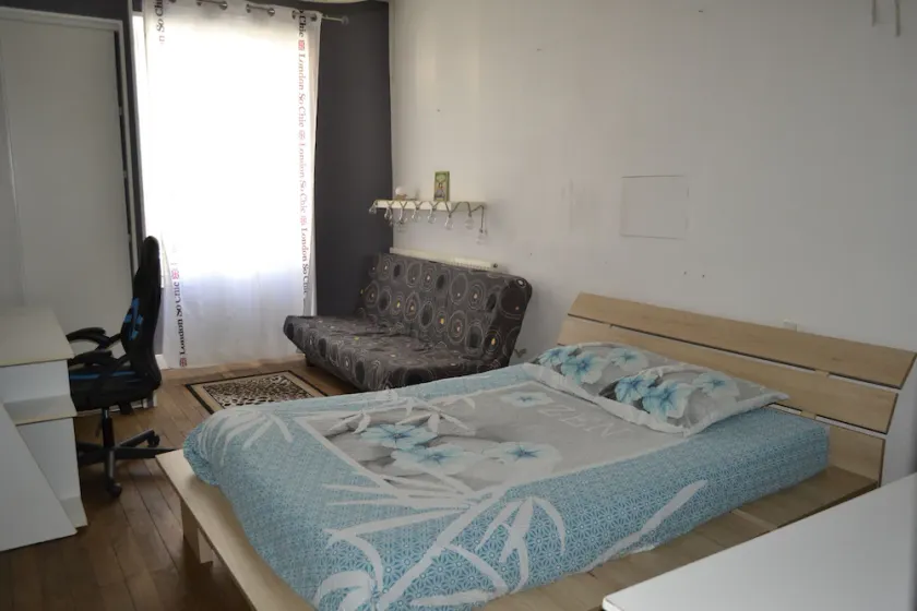 Large guest room with bed and sofa bed - Image 1