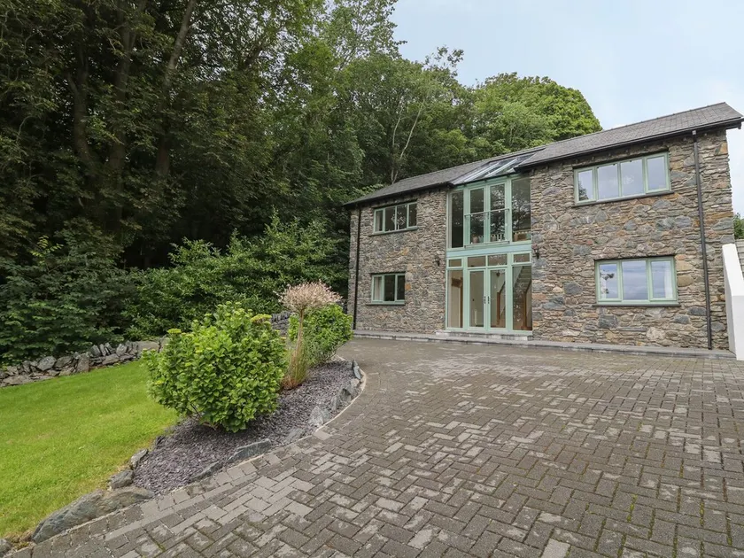 TAN TWR, pet friendly, luxury holiday cottage in Llanfairpwll - Image 1