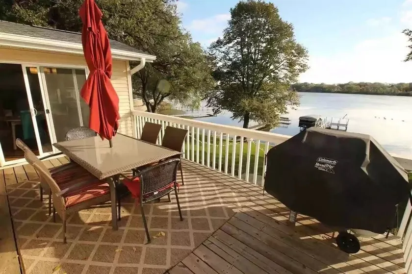 Peaceful Lakeside Living - Sleeps 12 - Image 1