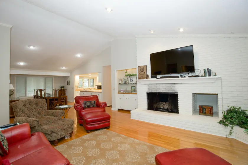 260 Linden- Sleeps 8! - Image 1
