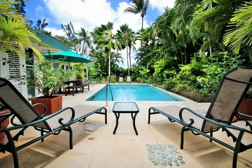Still Fathoms - Stylish Beachfront Living - Image 1