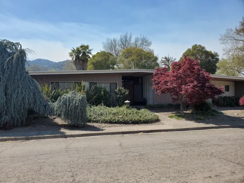 Maison moderne sur mesure de style « mid-century », construite en séquoia, située dans une rue calme près du centre-ville - Image 1