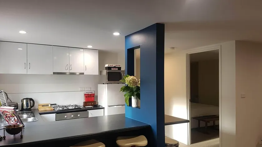 Modernes, stilvolles Apartment mit 2 Schlafzimmern für 4 Personen, kostenlosem WLAN und Parkplatz abseits der Straße - Image 1