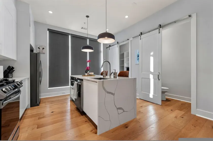 Luxurious Midtown Home Rooftop Views by Silverx - Image 1
