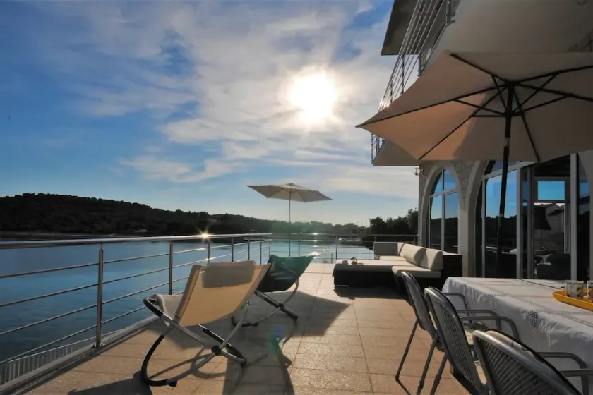Luxury beachfront apartment Blue Pearl - Image 1