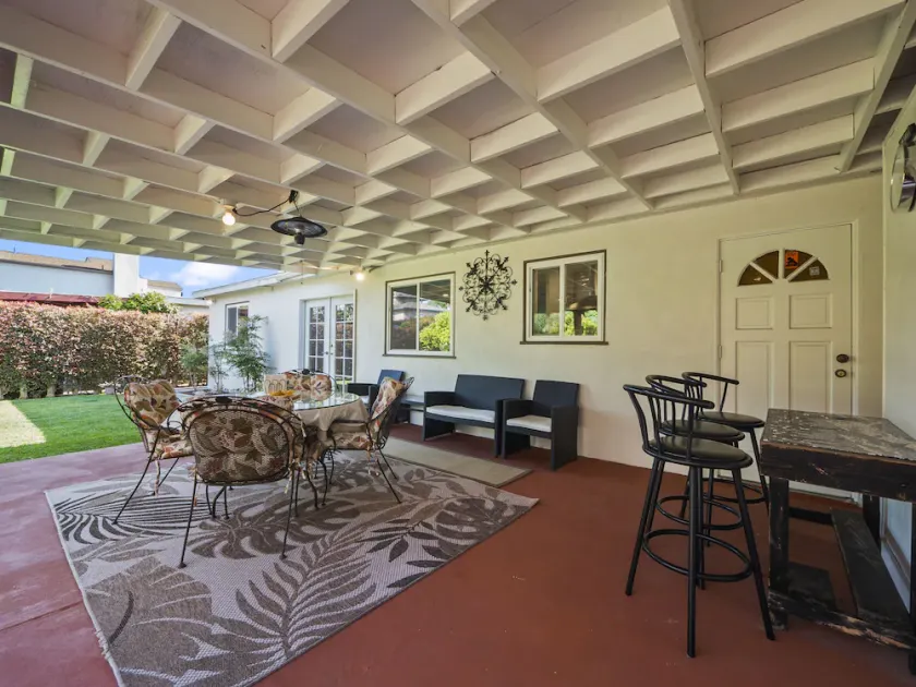 Bay Park Garden Paradise - central Location, AC, Washer Dryer & Private yard! - Image 1