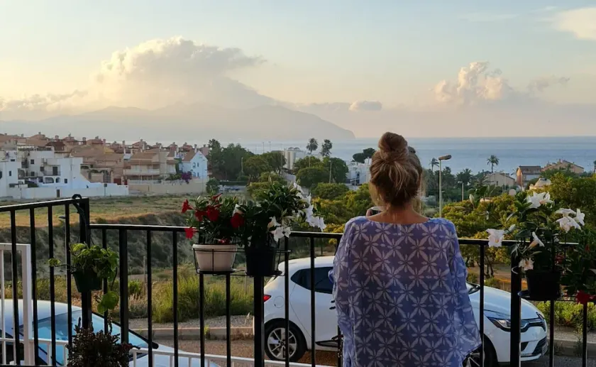Surise Den- Walk to the beach, sea view and pool. Holiday rentals & winter stays - Image 1