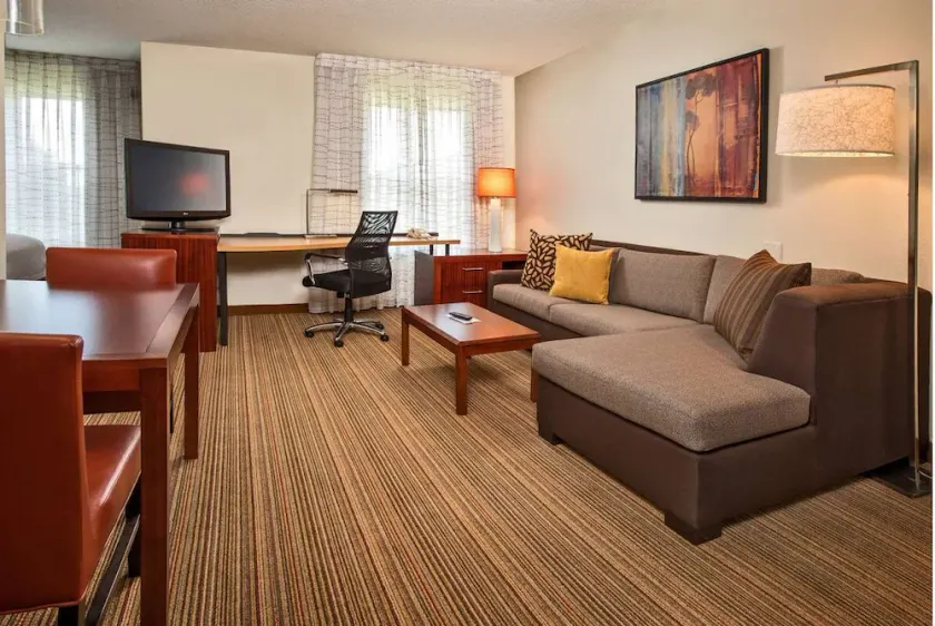 Modern Convenience Meets Comfort in Charleston! Pool, Pets are Allowed Here - Image 1