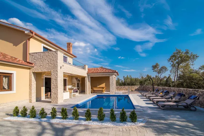 Feriehus  med privat pool i Pinezici, Island Krk, Kroatien med plads til 8 personer - Image 1