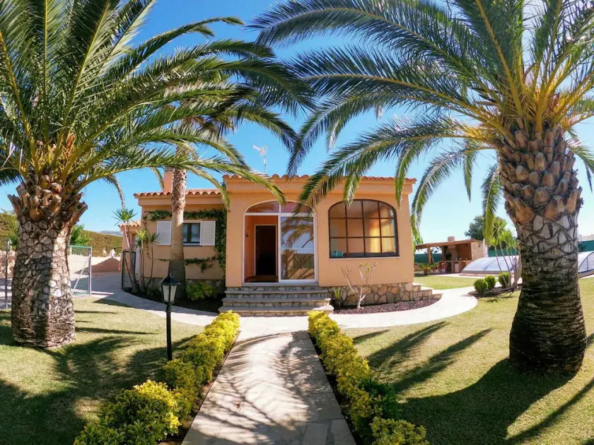CHALET WITH CHARM! Spacious law garden, pool with deck and more - Image 1