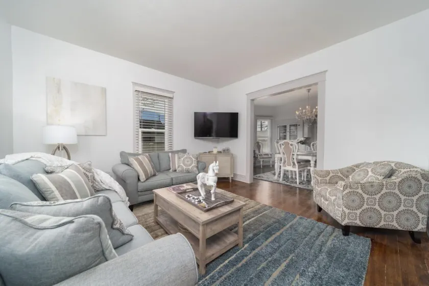 Relax at this charming, cozy DT hideaway - Pet friendly - Image 1