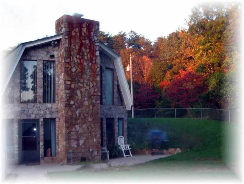 Experience serene Hiwassee River just 5 mins away - Image 1