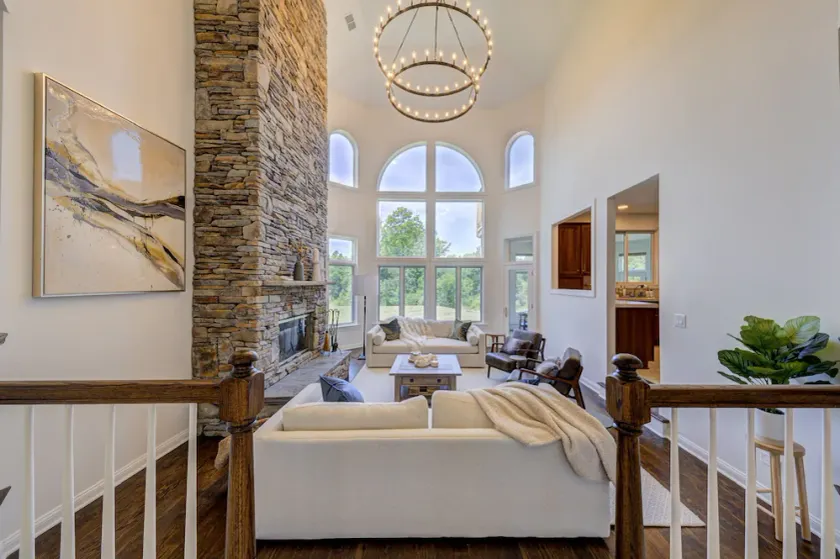 Lavish and spacious mountain view home - Image 1