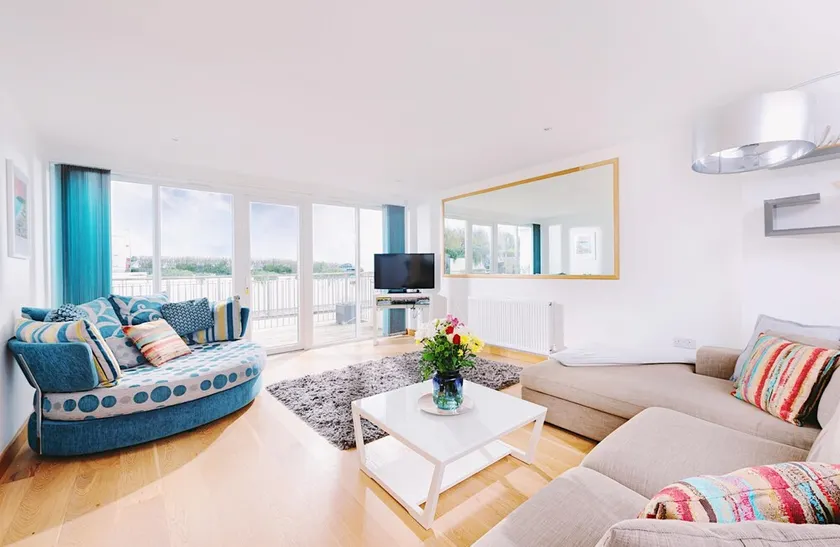 2 minutes walk from 2 fabulous beaches - Image 1