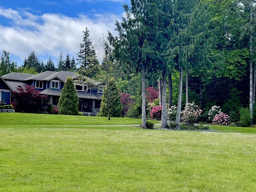 Country Estate on acreage with swimming pool, hot tub, creek and trails. - Image 1