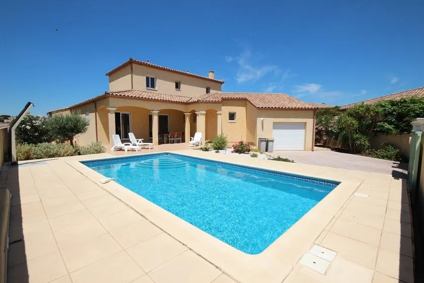 Superbe villa climatisée clôturée, WIFI, 3 km de la mer, 4 belles chambres, piscine privée sur les hauteurs du village LXTOU21 - Image 1
