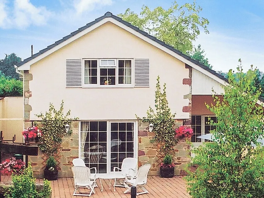 3 bedroom accommodation in Oldcroft, Lydney - Image 1