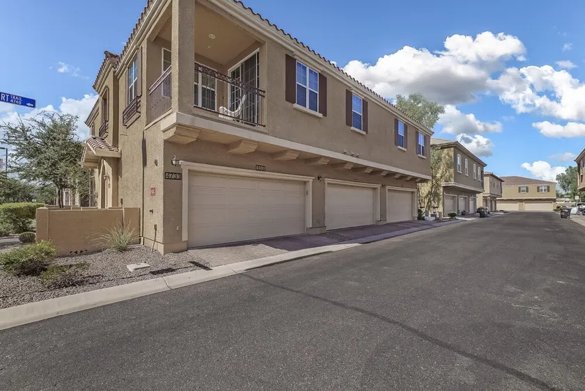 Beautiful  3 bedroom 2.5 bath townhome in heart of east Gilbert, community pool - Image 1