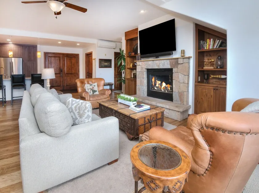 Charlie's Slopeside: Ski-In/Out, Sleeps 10, 2 Master Suites, Pool + Hot Tub, Alpine Club - Image 1