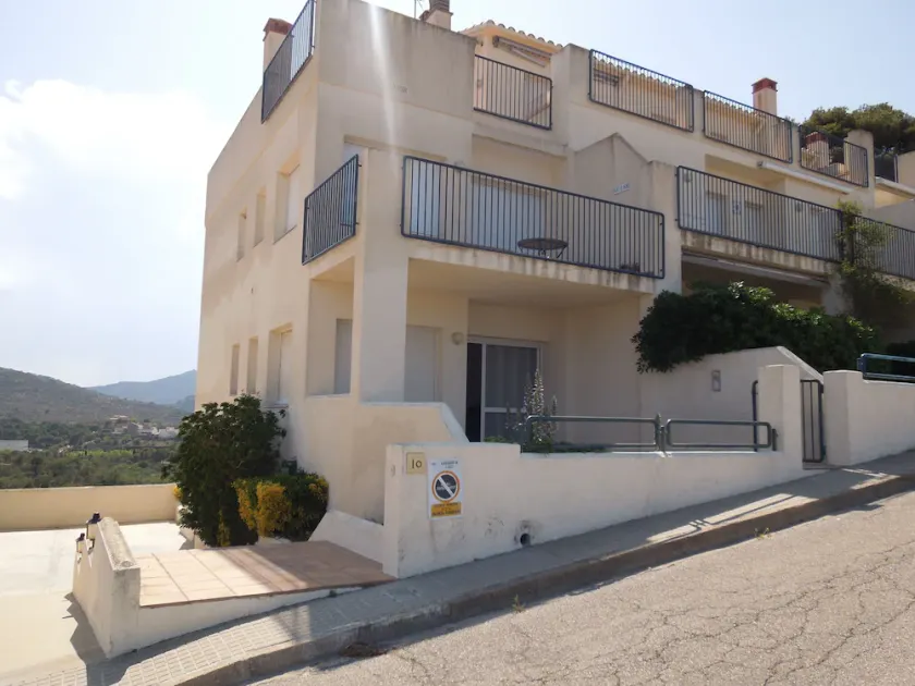 WOHNUNG IN LLANÇA SEHR STRANDNAHE - Image 1
