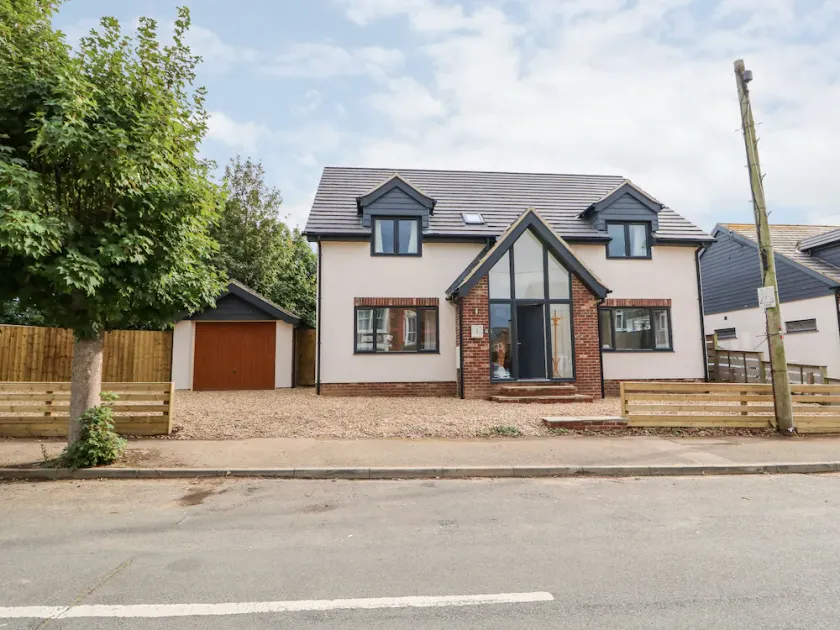 THE GLASS HOUSE, pet friendly, luxury holiday cottage in Hunstanton - Image 1