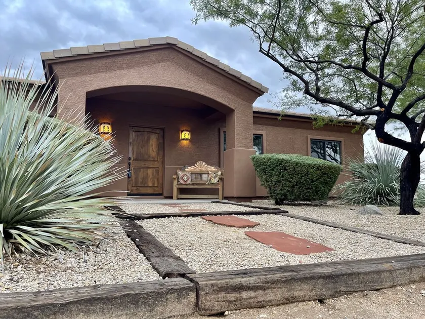 The Redbird, Dog-friendly Gem in Cave Creek - Image 1