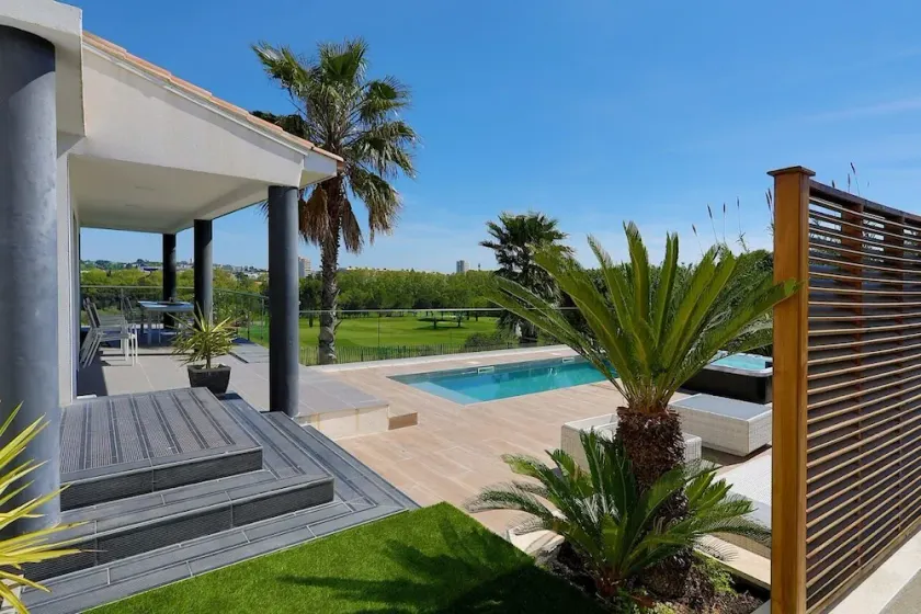 Villa Luxe Bord de Golf - Pool, Jacuzzi & Absolute Calm - Image 1