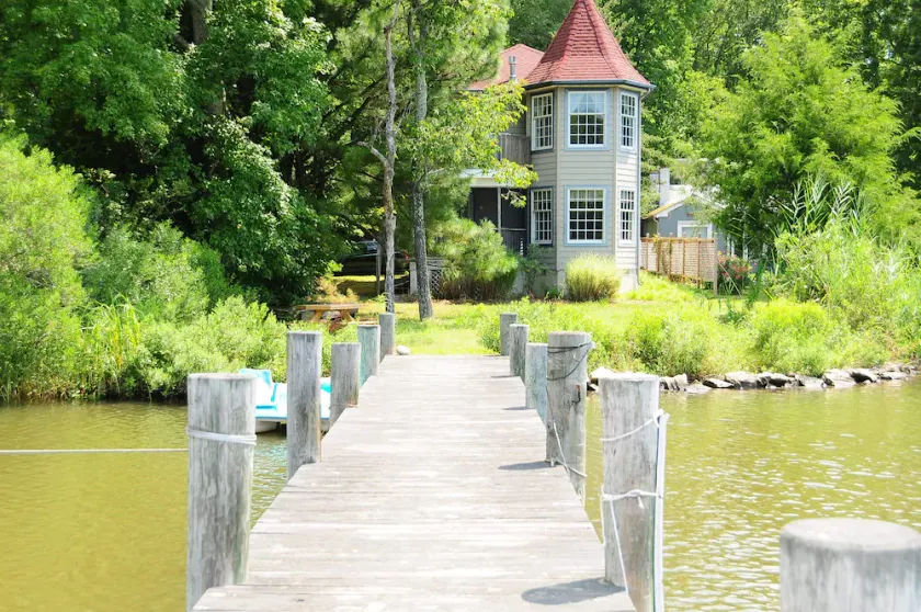 Serene Waterfront Cottage with dock and gorgeous views. - Image 1