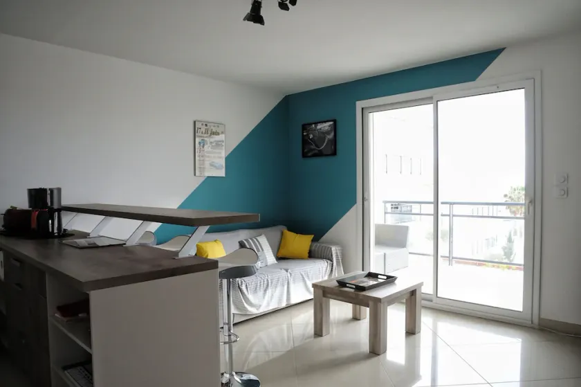 Appartement calme avec terrasse proche de la plage avec parking sécurisé - Image 1