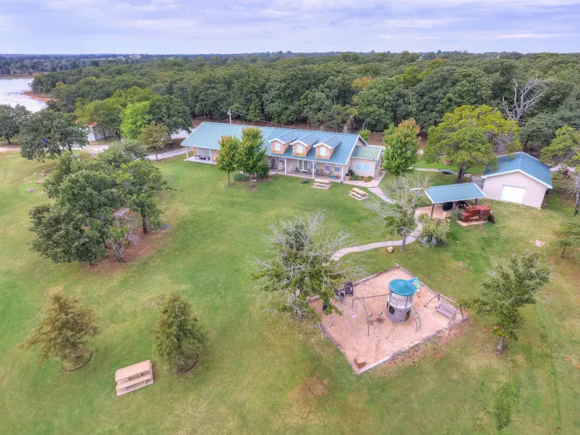 LAKE FRONT Property; Secluded & Private; Sleeps 18; Located 30 miles from OKC - Image 1