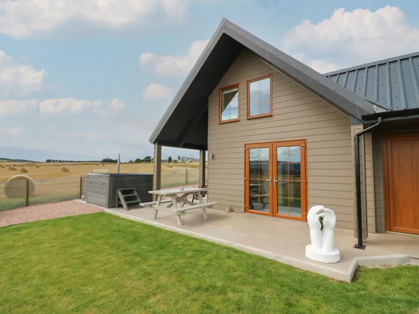 GARDEN STUDIO, romantic, with hot tub in Insch - Image 1