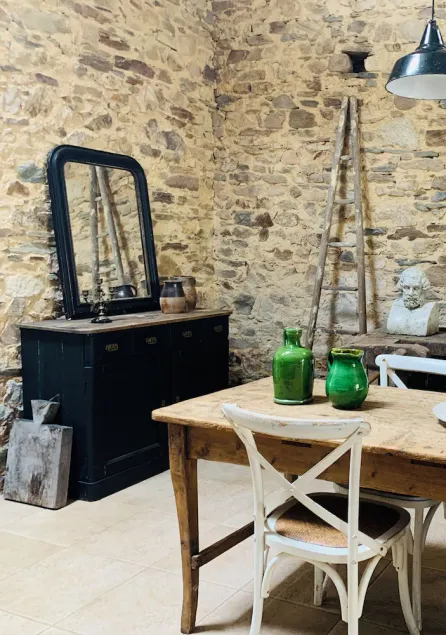 Beautiful restored conversion of an old barn - Image 1