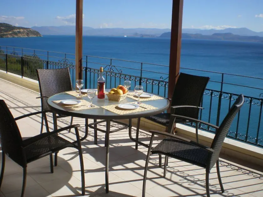Sunrise 2 Apartment - Beautifully Located Air Conditioned Apartment Above Beach - Image 1