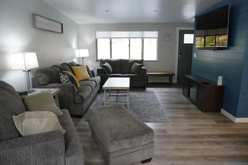 Updated 2bd/2ba. Walk to Village, dog friendly, SHARC passes. - Image 1