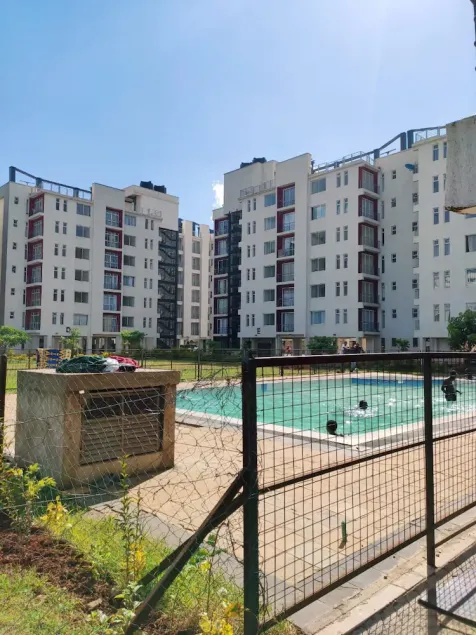 Luxury Gem, Racecourse Gardens with pool and gym - Image 1