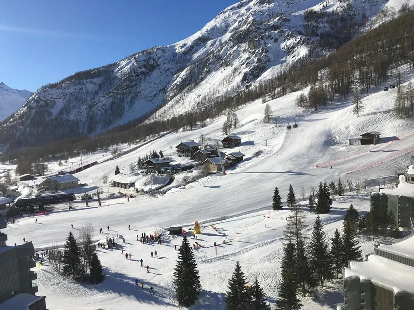 4 bedroom ski-in apartment with stunning views up valley - Image 1