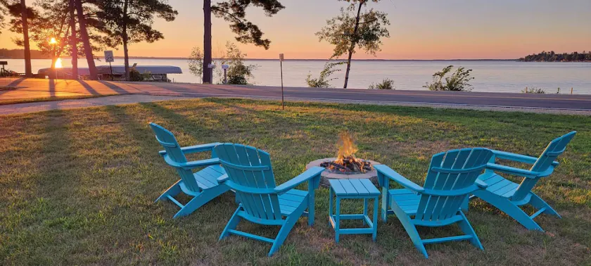 Lakefront 3-bedroom cottage with private dock & amazing sunset view - Image 1