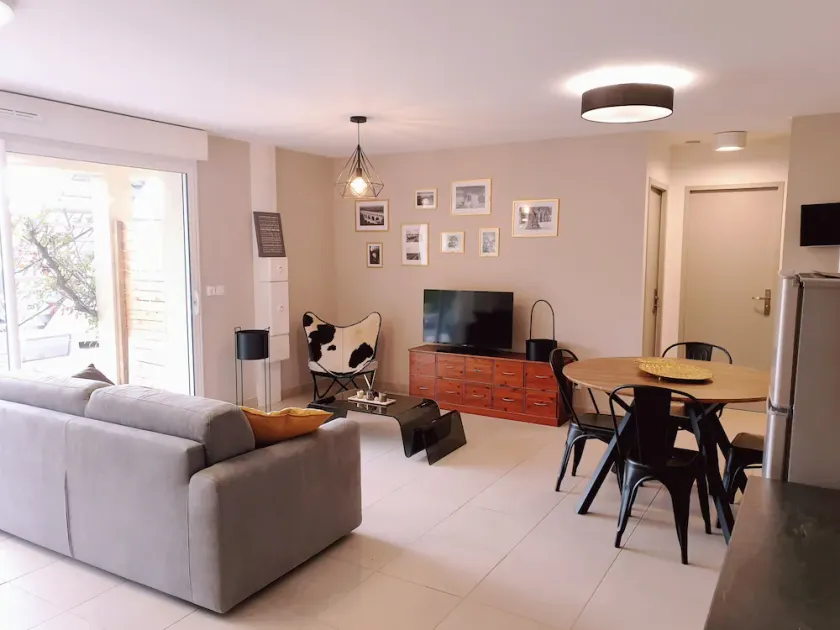 Bright cottage with terrace, garden and parking - Image 1